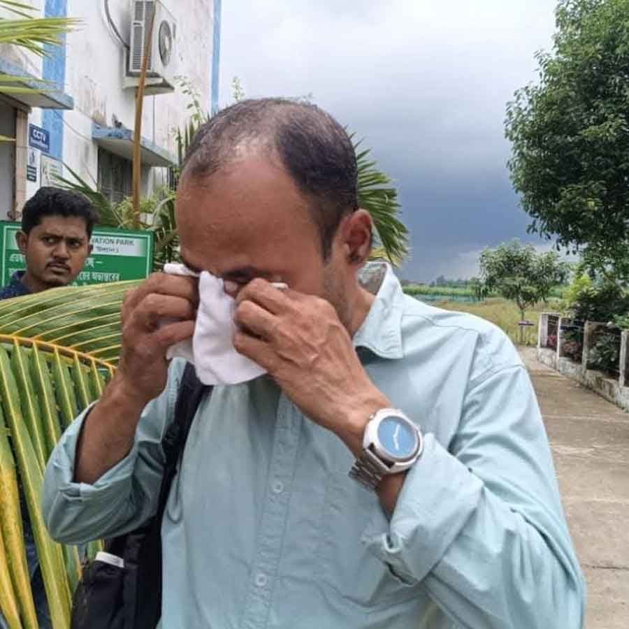 ছবিতে যাঁকে দেখছেন ইনি নদীয়ার চাপড়া কলেজের অধ্যক্ষ শুভাশিস পাণ্ডা। সরকারি জায়গায় পরিবেশ সচেতনতার বোর্ড লাগাতে গিয়ে তৃণমূল কর্মীর হাতে বেধড়ক মার খেলেন এই অধ্যক্ষ। মানসিক যন্ত্রণায়, অপমানে তিনি চাকরি ছেড়ে দিতে চান। 

এই বাংলাই কি আমরা চেয়েছিলাম? যেখানে শিক্ষাঙ্গনে তৃণমূলের