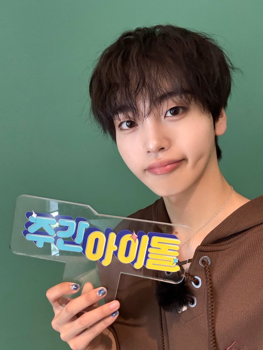weeklyidol_'s tweet photo. MC 셰푸즈 🐶 사진 보다가
❤️‍🔥HOT한 미모❤️‍🔥에 심장 녹을까 봐 
냉동실에서 보는 중 🧊

7월 4일 (금)
MBC M 오후 5시 30분
MBC every1 밤 11시 30분
주간아 본방사수!📺

#주간아 #주간아이돌 @weeklyidol_ #셰푸즈
#민혁 #MONSTAX @OfficialMONSTAX
#형준 #CRAVITY @CRAVITYstarship https://t.co/axHpZqTXni