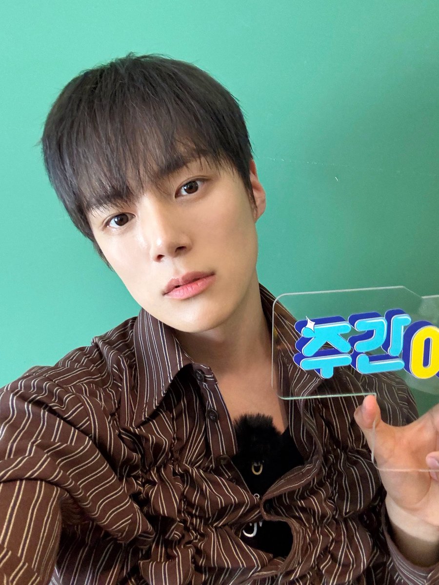 weeklyidol_'s tweet photo. MC 셰푸즈 🐶 사진 보다가
❤️‍🔥HOT한 미모❤️‍🔥에 심장 녹을까 봐 
냉동실에서 보는 중 🧊

7월 4일 (금)
MBC M 오후 5시 30분
MBC every1 밤 11시 30분
주간아 본방사수!📺

#주간아 #주간아이돌 @weeklyidol_ #셰푸즈
#민혁 #MONSTAX @OfficialMONSTAX
#형준 #CRAVITY @CRAVITYstarship https://t.co/axHpZqTXni