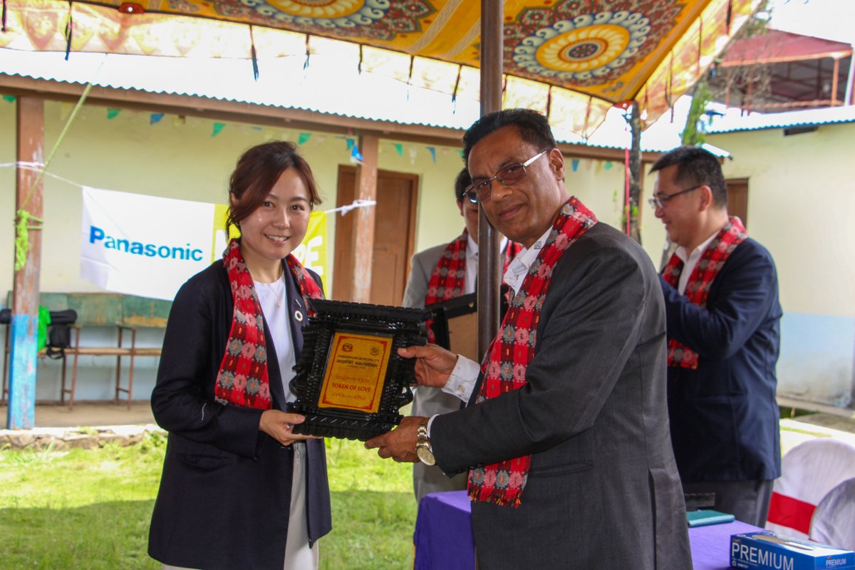 PanasonicBrand's tweet photo. ネパールにあかりを🌟

当社は、国連人間居住計画(ハビタット)と連携し、ネパールの無電化地域に #ソーラーランタン 400台を寄贈💡

灯油などの燃料を必要としないあかりを届け、教育・健康・収入向上の機会を広げることに貢献します✨
https://t.co/ytB7INdG1Z

#LightUpTheFuture @UNHABITAT https://t.co/XxMRvCCSI9