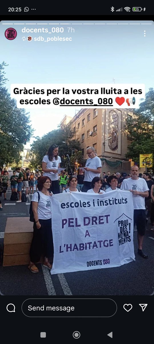 Docents080 a la concentració per aturar el desnonament de 40 persones, 13 de les quals menors, a Vallcarca. Perquè sense casa no hi ha educació i els centres educatius estem sempre al costat de l'alumnat i les seves famílies #VallcarcaPerViure #prodesnonaments