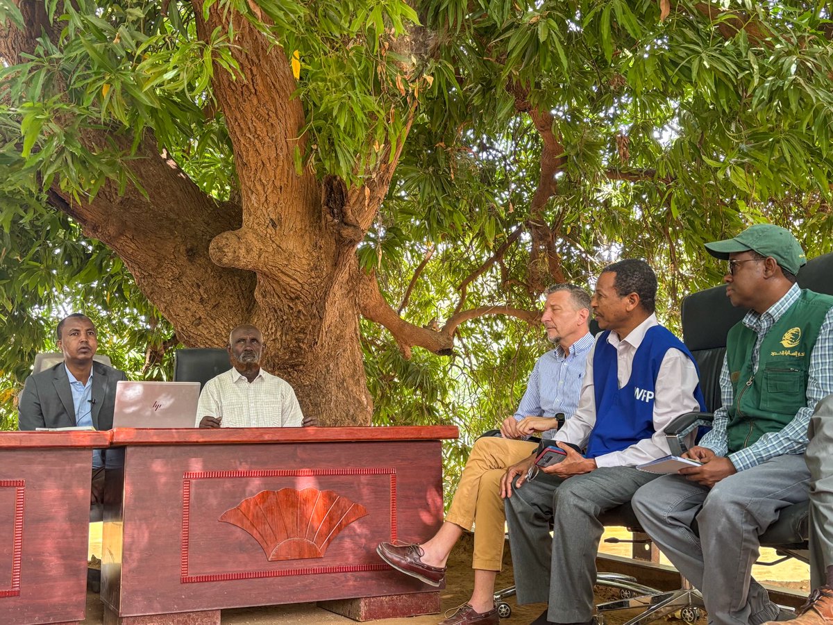 EKDaloum's tweet photo. Great pleasure to host Ambassador Mirko Giuletti, the Swiss delegation from @SwissEmbassyKE &amp; @KSRelief_EN for a field visit in Dolow. We visited some of our project sites and spoke with people on the path to recovery.

Inspired and thankful to all for your strong commitment. https://t.co/NiZ61in7b0