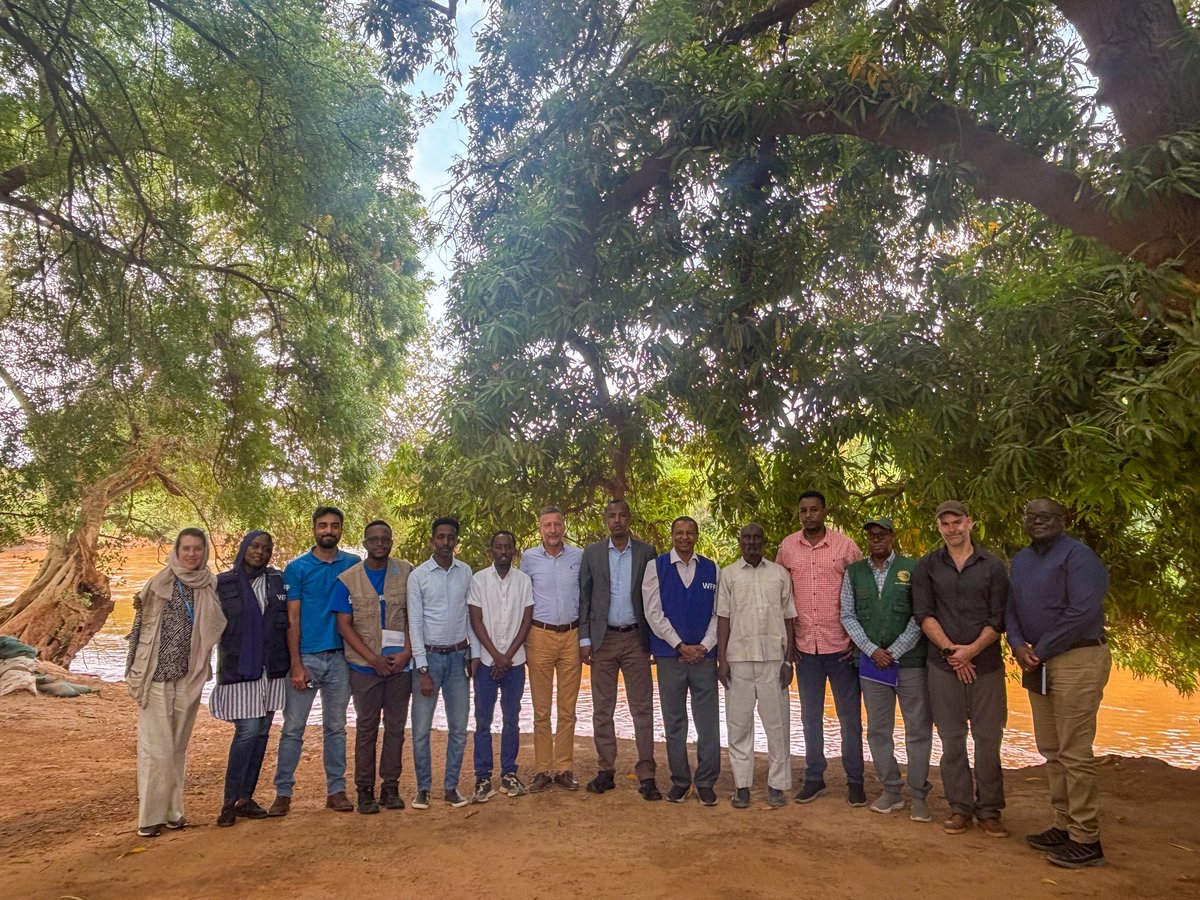 EKDaloum's tweet photo. Great pleasure to host Ambassador Mirko Giuletti, the Swiss delegation from @SwissEmbassyKE &amp; @KSRelief_EN for a field visit in Dolow. We visited some of our project sites and spoke with people on the path to recovery.

Inspired and thankful to all for your strong commitment. https://t.co/NiZ61in7b0
