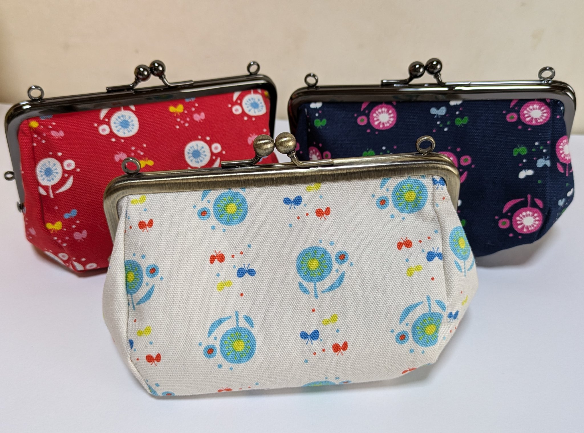 とも　がま口ポーチ4点　ハンドメイド 完成】がま口ポーチ☆刺繍とパッチワークの2デザイン | Marinedrop