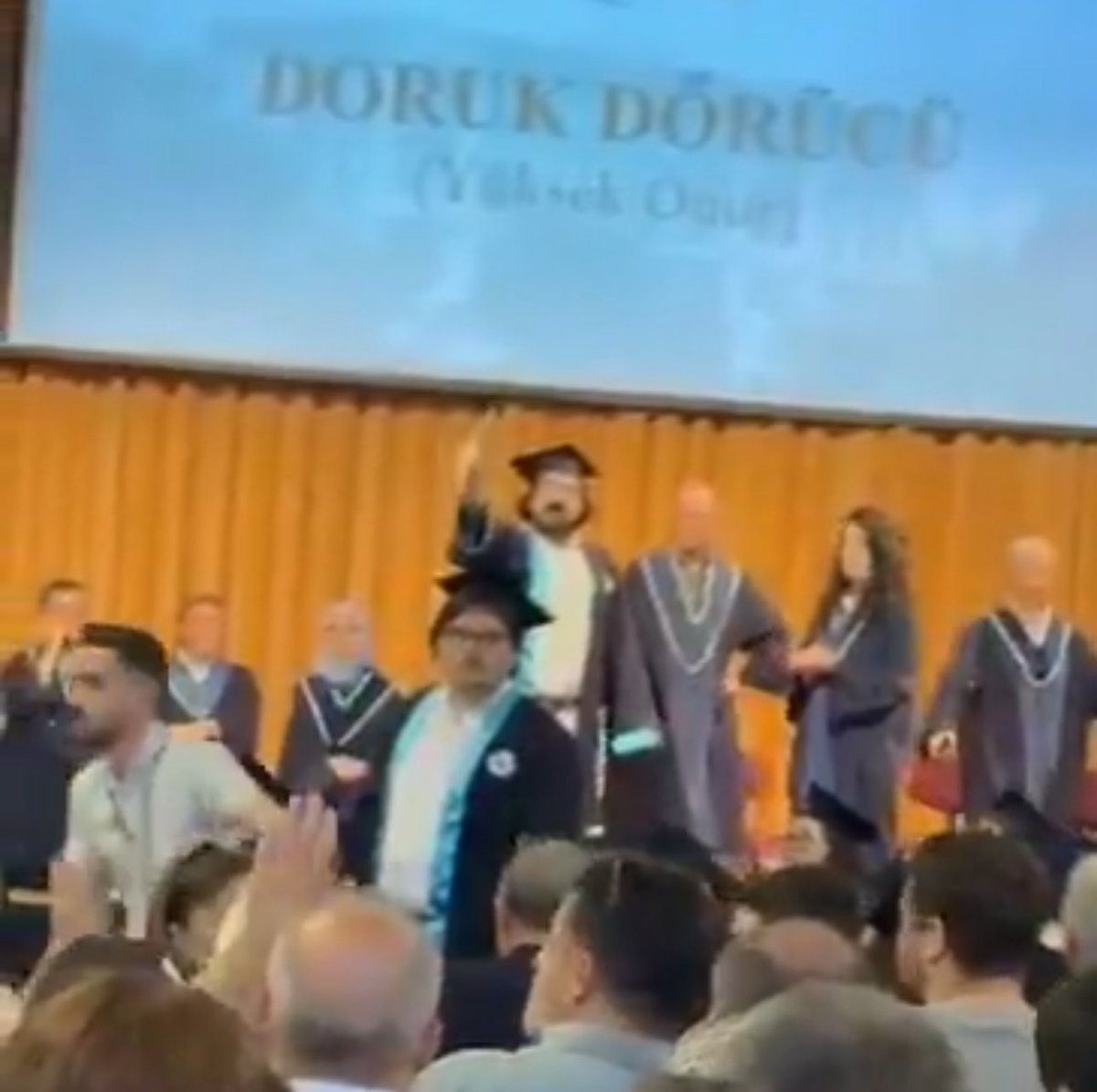 Boğaziçi Üniversitesi’nden yüksek onur derecesiyle mezun olan Doruk Dörücü, mezuniyet töreninde diplomasını yırtarak bir konuşma yapmıştı. 

Dörücü, sabah saatlerinde evinde gözaltına alındı.