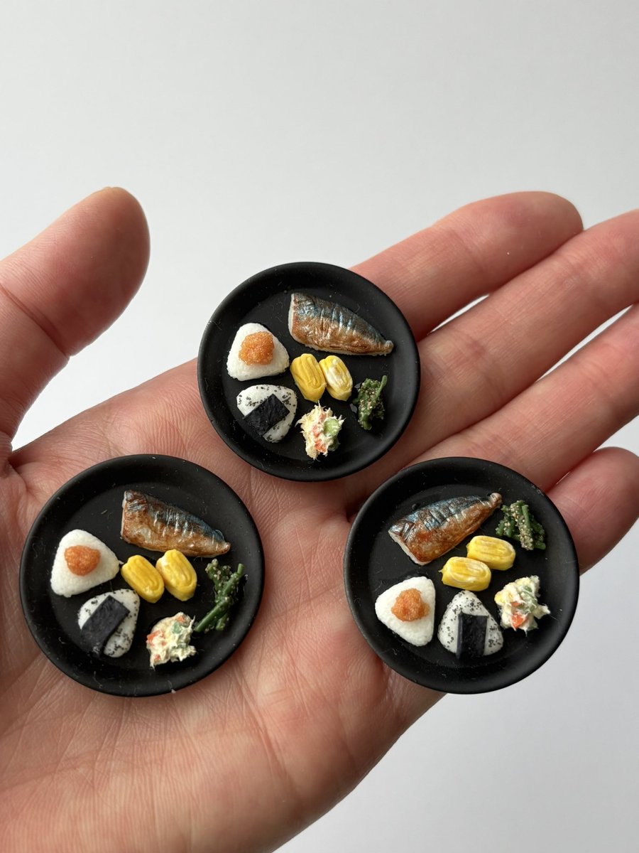 こわだりのおにぎりプレート
ポテサラの🥒見えないけど種が入ってるし、冷奴の小口ネギは0.7mmよ！

#ミニチュア
#ミニチュアフード
#ミニチュアフラワー
#ミニチュアアクセサリー
#デザフェス61
#デザフェス61お品書き
#デザフェス61着物マップ
7月5.6日両日南館 H295
<a href="/designfesta/">デザインフェスタ公式</a>