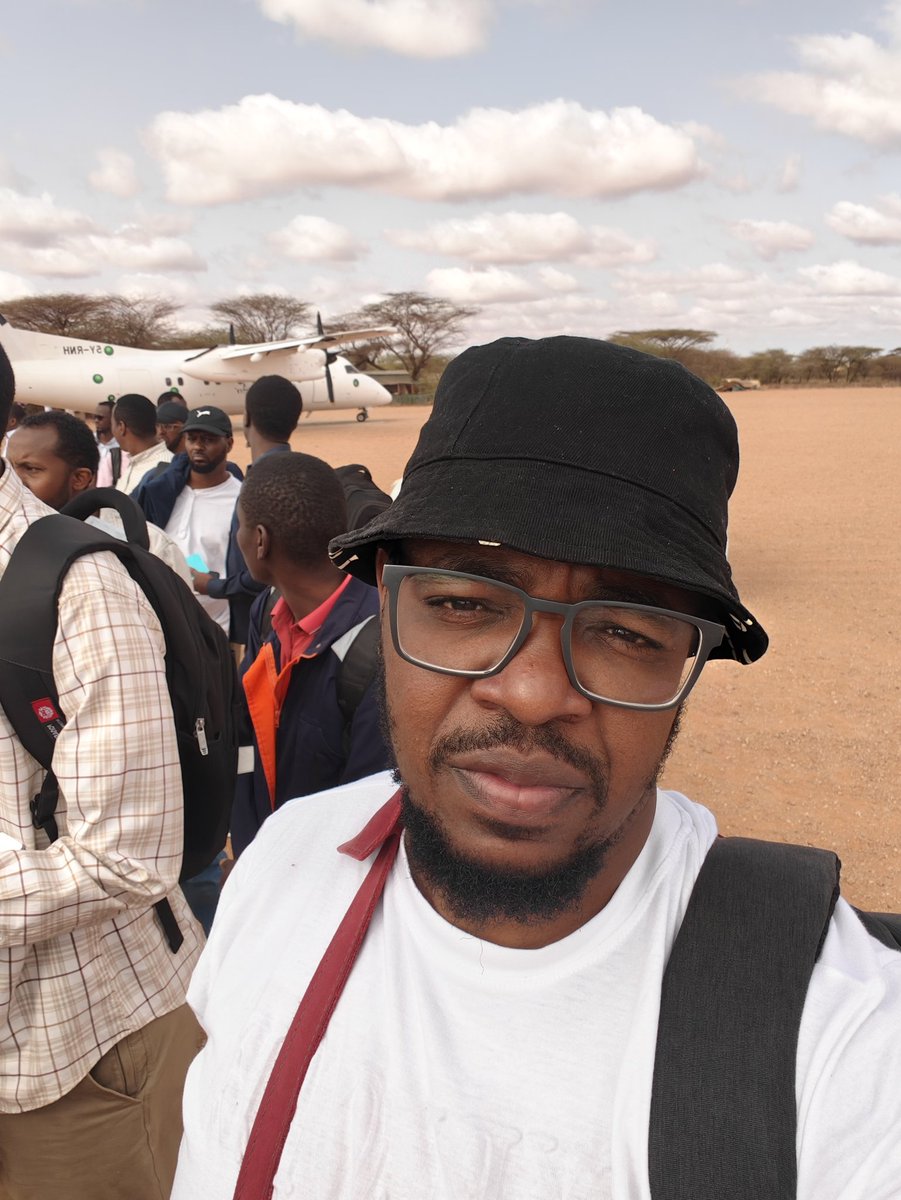 Briankariu's tweet image. Mandera airstrip.
Hii airport na stage ya matatu hakuna difference kubwa.
Ndege inajaa, doesn't matter if you paid or not. Ikijaa, pole sana. Wait for the next flight.
Kidogo wakutolee sambaza uketi kwa aisle hadi Nairobi 
Bad tings