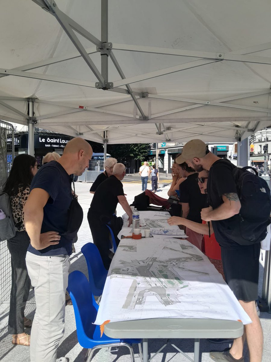 Nouvelle réunion de chantier hier en fin de journée en présence des équipes de la ville. L’occasion de répondre à vos questions et de découvrir les premiers espaces rénovés rendus accessibles aux piétons.

Les premiers arbres plantés et les premiers espaces verts réalisés seront