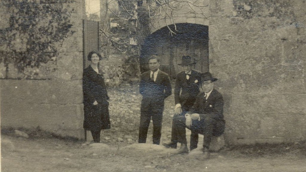 Ás 6 da mañá do luns 4 de xullo de 1927, #RamónOteroPedrayo (39), #VicenteRisco (42) e #BenChoSey (31), comezaron unha viaxe a pé de 8 días que os ía levar desde #Ourense ata o #SantoAndrédeTeixido. Viaxe recollida por #RamónOteroPedrayo no libro ¨#Pelerinaxes¨(1929)