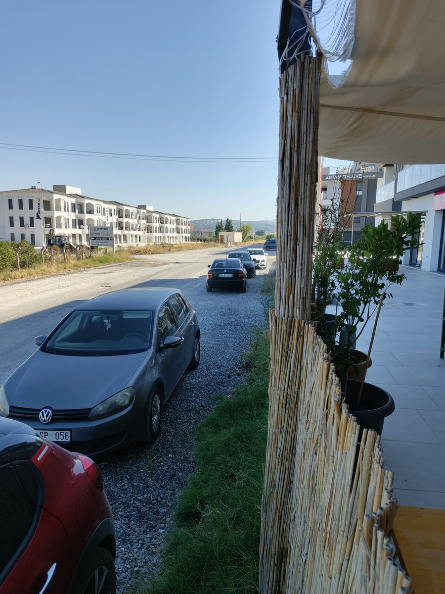 Çöp konteynerini görebiliyor musunuz? En yakın konteyner o uzakta görünen. Fotoğrafı yürümem gereken mesafeden çektim. Davutlar Aras kargo sokağı. <a href="/KusadasiBel/">T.C. Kuşadası Belediyesi</a> , rica etsem daha yakın bir konteyner koysak. Bütün site sakinleri  yolda elimizde çöp yürümesek nasıl olur?