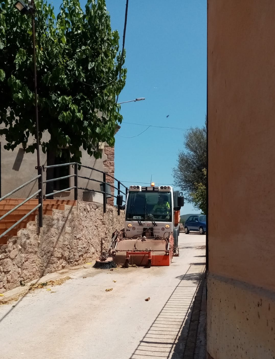 La brigada municipal no s'atura amb les tasques de manteniment i neteja del municipi.
Aquests dies el camió - escombra està netejant els carrers per mantenir Jorba impecable.
Gràcies per la vostra feina!