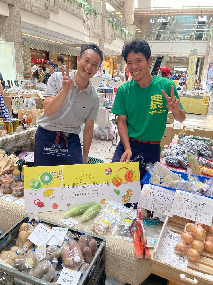 MinatomiraiNow's tweet image. 🌽3日間限定「神奈川マルシェ』開催中🍅
とれたての野菜やくだもの、クラフトコーラやビールなど地元の名産品が揃ってます🤩
キュウリ🥒もこんなに大きくてびっくり❣
笑顔が素敵なお兄さんが美味しい食べ方を説明してくれました😁
📅~7/6(日)
🥝ランドマークプラザ1F(横浜ランドマークタワー)