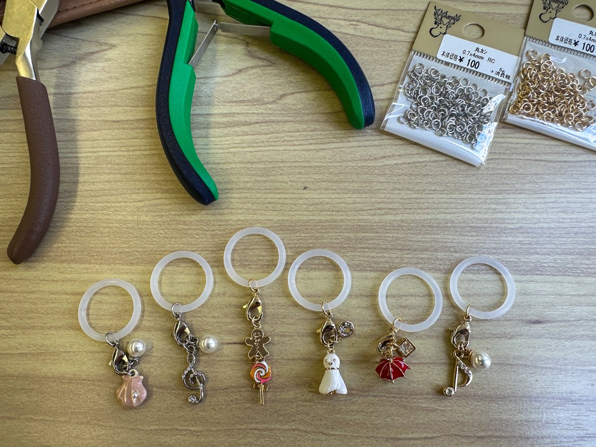 傘チャーム作ってみました☂️
ラジオで梅雨トークをしていたら私も何か梅雨らしいことを少しやってみようかなと思い…
久しぶりに貴和製作所に行き、アクセ作りにハマっていた頃のトキメキを思い出しました🧸