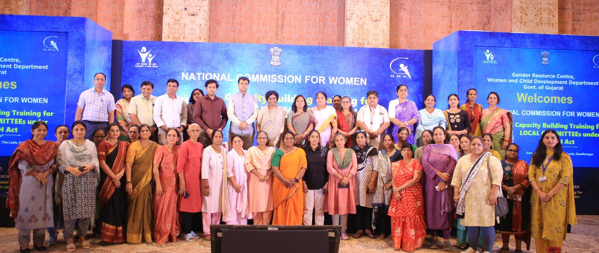 कल गांधीनगर में गुजरात के 10 जिलों से आए हुए स्थानिय शिकायत समिति (LCC) के सदस्यों के प्रशिक्षण का समापन किया। कार्य स्थल पर महिला उत्पीड़न रोकथाम हेतु बनाए POSH ACT के तहत यह स्थानिय समिति बहुत महत्वपूर्ण भूमिका अदा करती है।

मेरे संबोधन में मैंने इस कानून की कुछ मुख्य विशेषताएं