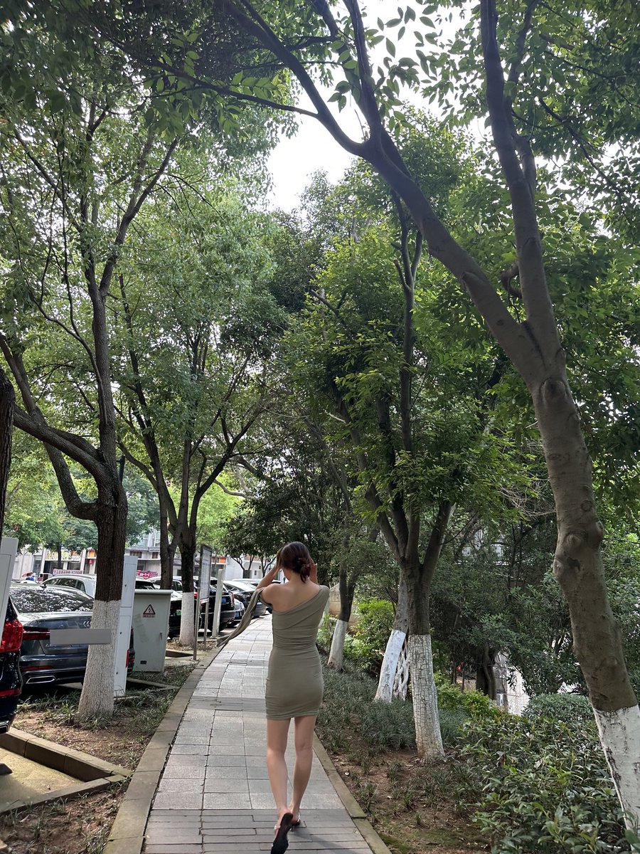 背影看着不错，人倒是长得一般了…… https://t.co/VWDAScxdVf