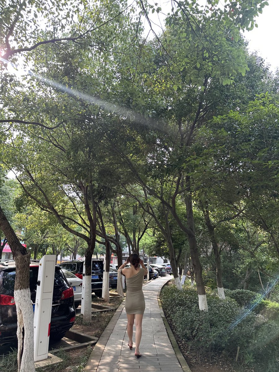 背影看着不错，人倒是长得一般了…… https://t.co/VWDAScxdVf
