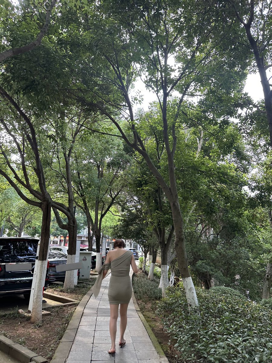 背影看着不错，人倒是长得一般了…… https://t.co/VWDAScxdVf