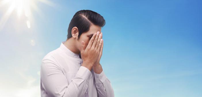 Rasûlullah ﷺ şöyle buyurdu:

“Dayanılamayacak dertten, insanı helâke götürecek tâlihsizlikten, başa gelecek fenalıktan ve düşmanı sevindirecek felâketten Allah’a sığınınız.”

 (Buhârî, Daavât 28)