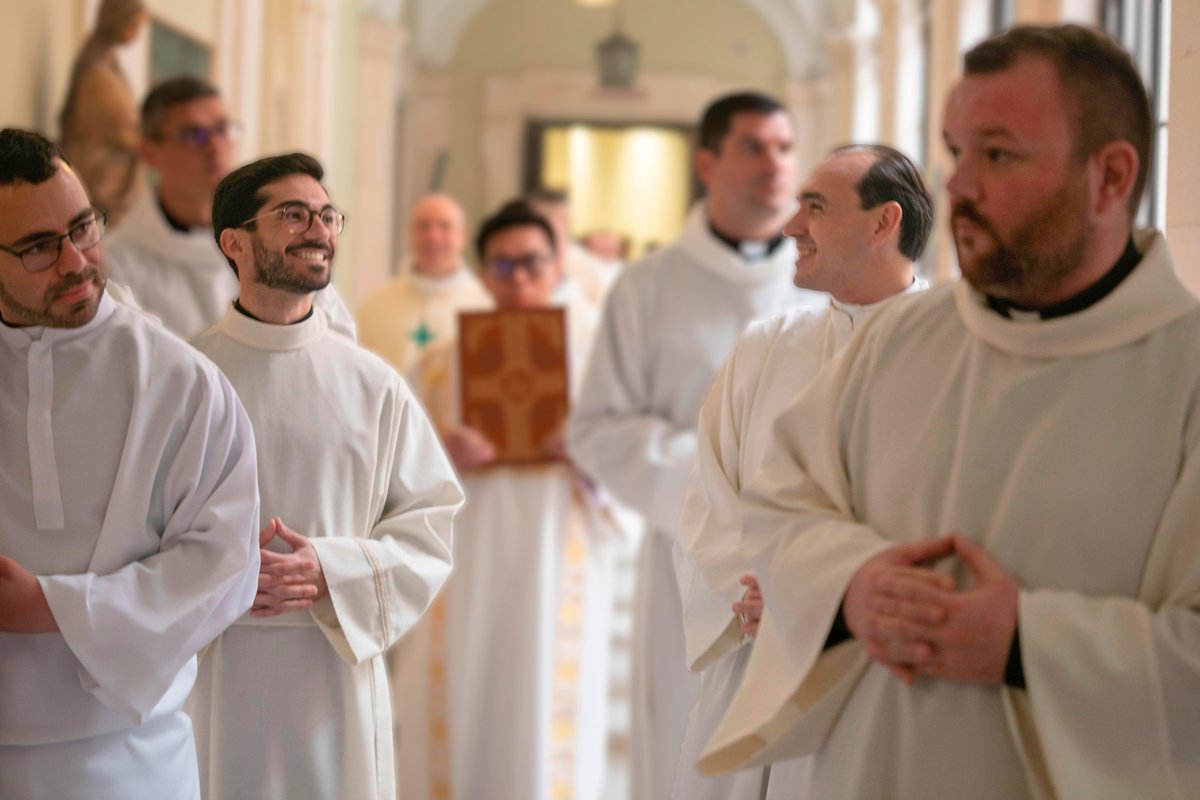 Este sábado 5 de julio, la Basílica Menor de Nuestra Señora de los Milagros, en El Puerto de Santa María, acogerá la ordenación sacerdotal de cuatro jesuitas: Juan Boronat, Óscar Cala, Pedro R. Rodríguez y Álvaro Zapata.
La Compañía de Jesús se alegra profundamente por estos