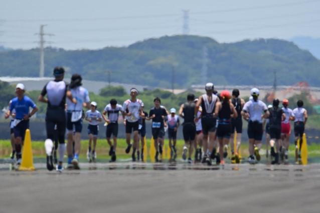 1st_helb's tweet image. 6月29日 #木更津駐屯地 で #KISARAZUTRIATHLON が開催されました!本年はコース付近に航空機を展示し、選手たちは普段見られない航空機をバックに #滑走路 を全力で駆け抜けました。 今年も木更津を拠点とする陸·海·空の指揮官チーム「COMMANDERS」も参戦しました!熱い声援ありがとうございました!