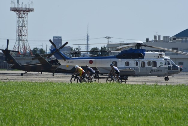 1st_helb's tweet image. 6月29日 #木更津駐屯地 で #KISARAZUTRIATHLON が開催されました!本年はコース付近に航空機を展示し、選手たちは普段見られない航空機をバックに #滑走路 を全力で駆け抜けました。 今年も木更津を拠点とする陸·海·空の指揮官チーム「COMMANDERS」も参戦しました!熱い声援ありがとうございました!