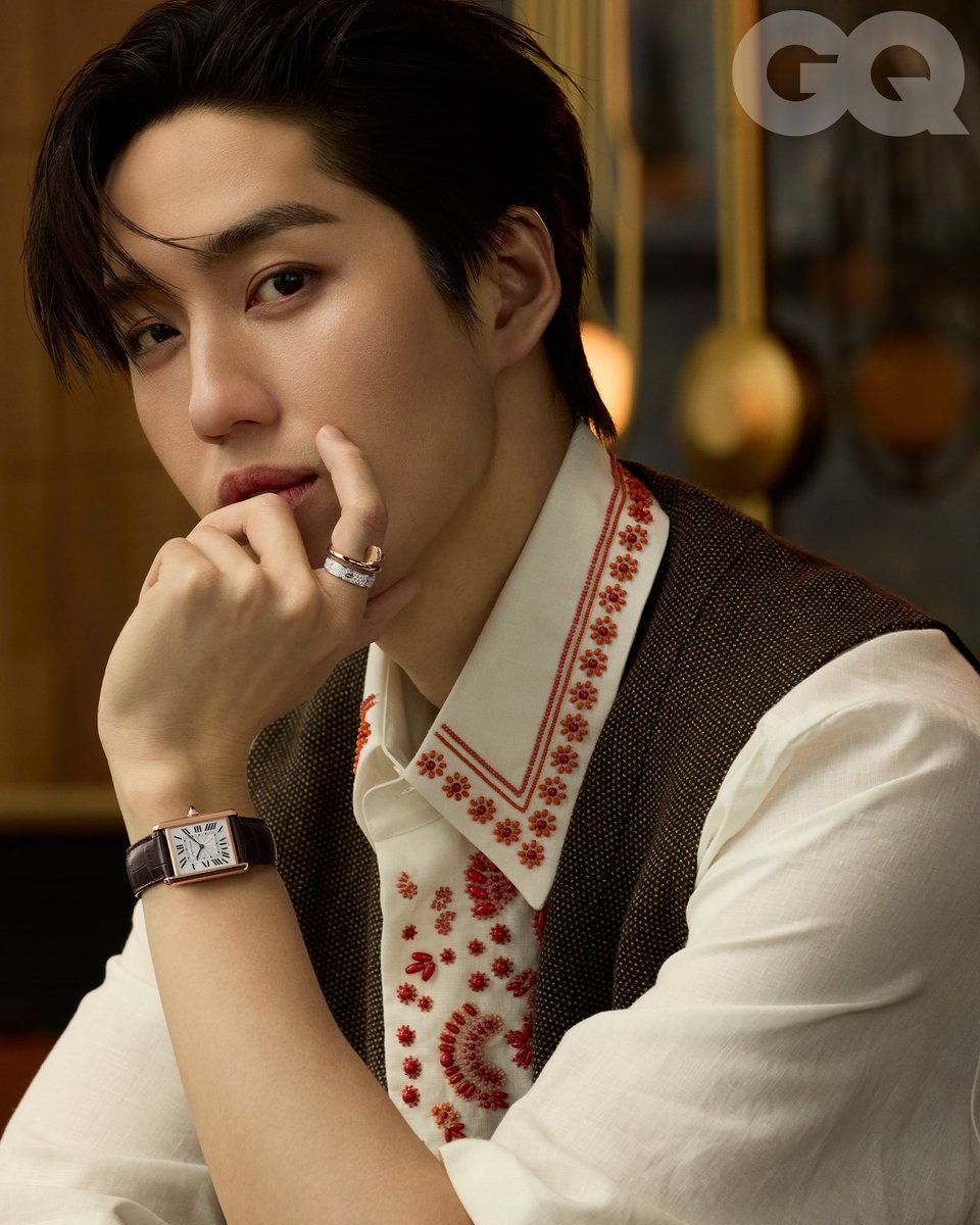 นิตยสารฉบับพิเศษ #GQWatches เดือนกรกฏาคม ประจำปี 2025 นี้ พบกับ #ต่อธนภพ ลีรัตนขจร นักแสดงหนุ่มที่หลงใหลในนาฬิกา วางแผงเร็วๆ นี้ ทุกแผงนิตยสารชั้นนำทั่วประเทศ
.
ต่อ-ธนภพ สวมนาฬิกาและเครื่องประดับจาก <a href="/Cartier/">Cartier</a> 
 
#GQWatchesxTorThanapobxCartier
#CartierThailand #SantosdeCartier
#GQ