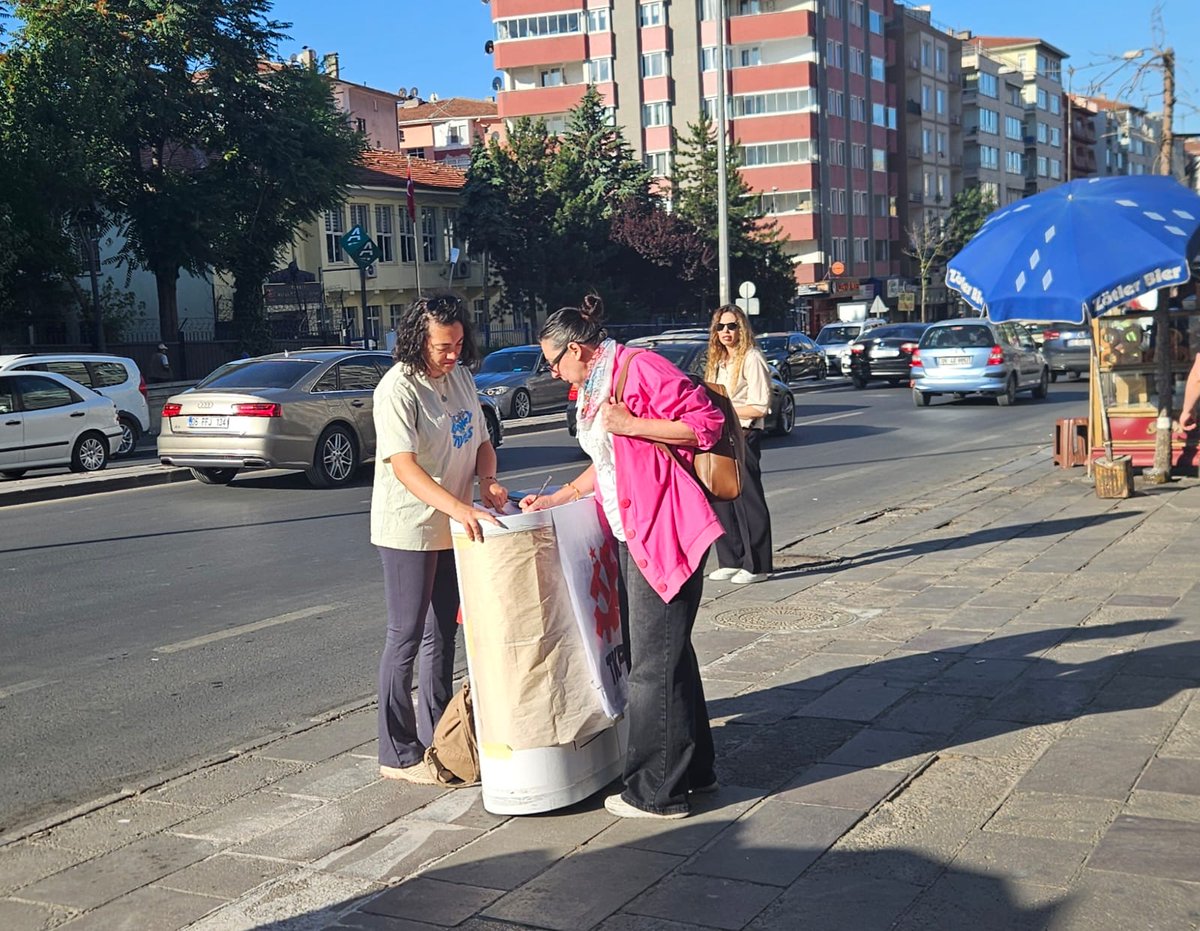 Cebeci ve İncesu Semt Evleri olarak partimizin "Türkiye NATO'dan çıkmalıdır" başlıklı bildirimizle beraber başlattığı imza kampanyası için Dikimevi meydanında yaptığımız çalışmada halkımızı 6 Temmuz 2025'te saat 16:00'da Cebeci Semt Evi'nde düzenleyeceğimiz söyleşiye davet ettik.