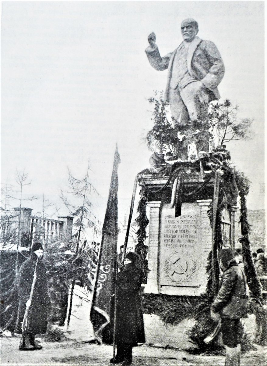 USSR Pictures (@picturesussr) on Twitter photo First Lenin statue built by the workers in Noginsk, 1924 First Lenin statue built by the workers in Noginsk, 1924