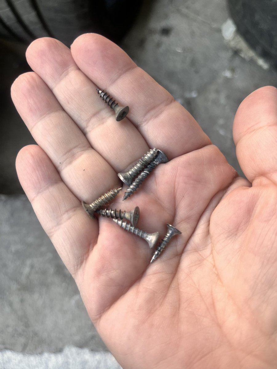 Arabanın lastiklerinin hava basıncı düştü diye Fulya’da lastikçiye geldik. Meğer biri patlakmış. Lastikçi son iki haftadır sürekli lastiklerden aynı tip çiviyi çıkardığını söyledi, “Ekmek param ama şüphelenmeye başladım” dedi.