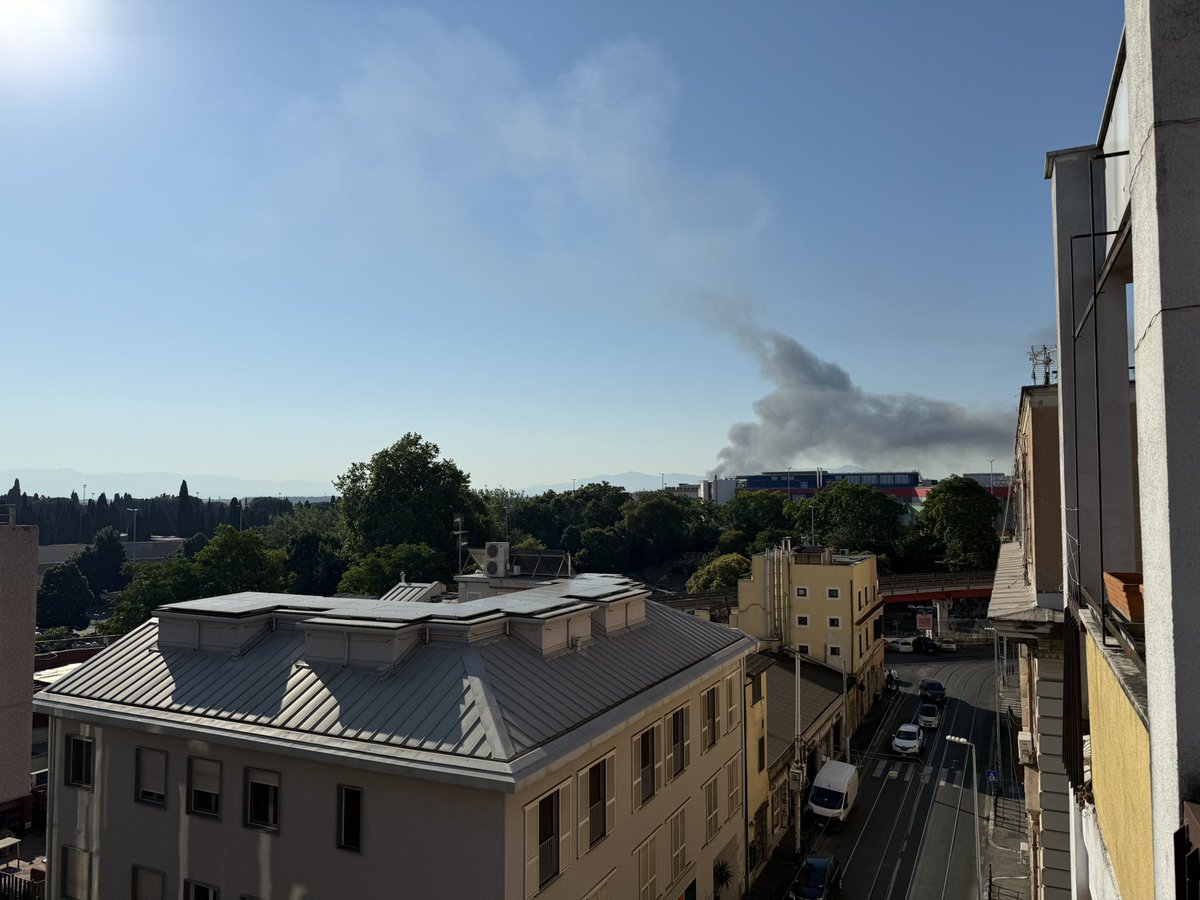 Fortissima esplosione a Roma, sentita in quasi tutta la città, mentre da Centocelle si alza un’enorme colonna di fumo