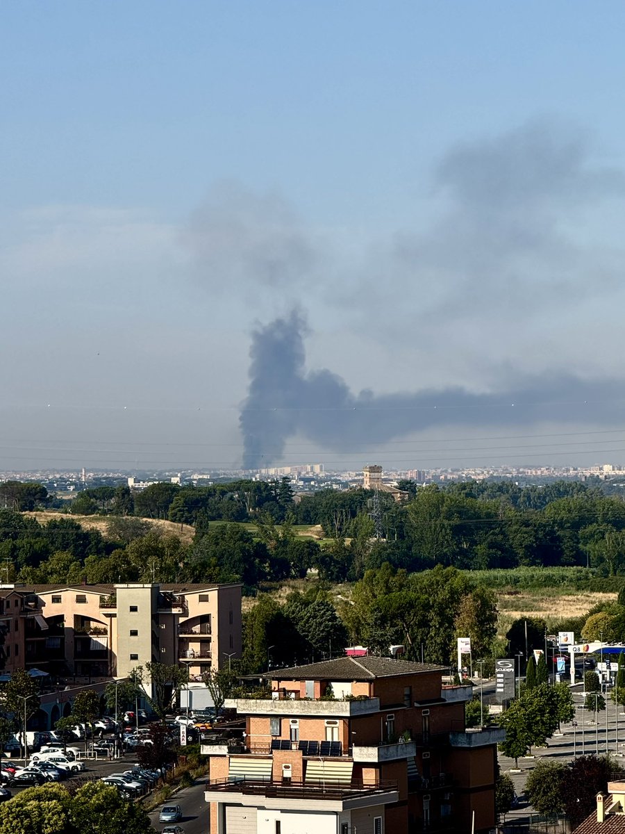 Ho sentito un forte boato e vedo questo da casa mia verso #Roma #boato