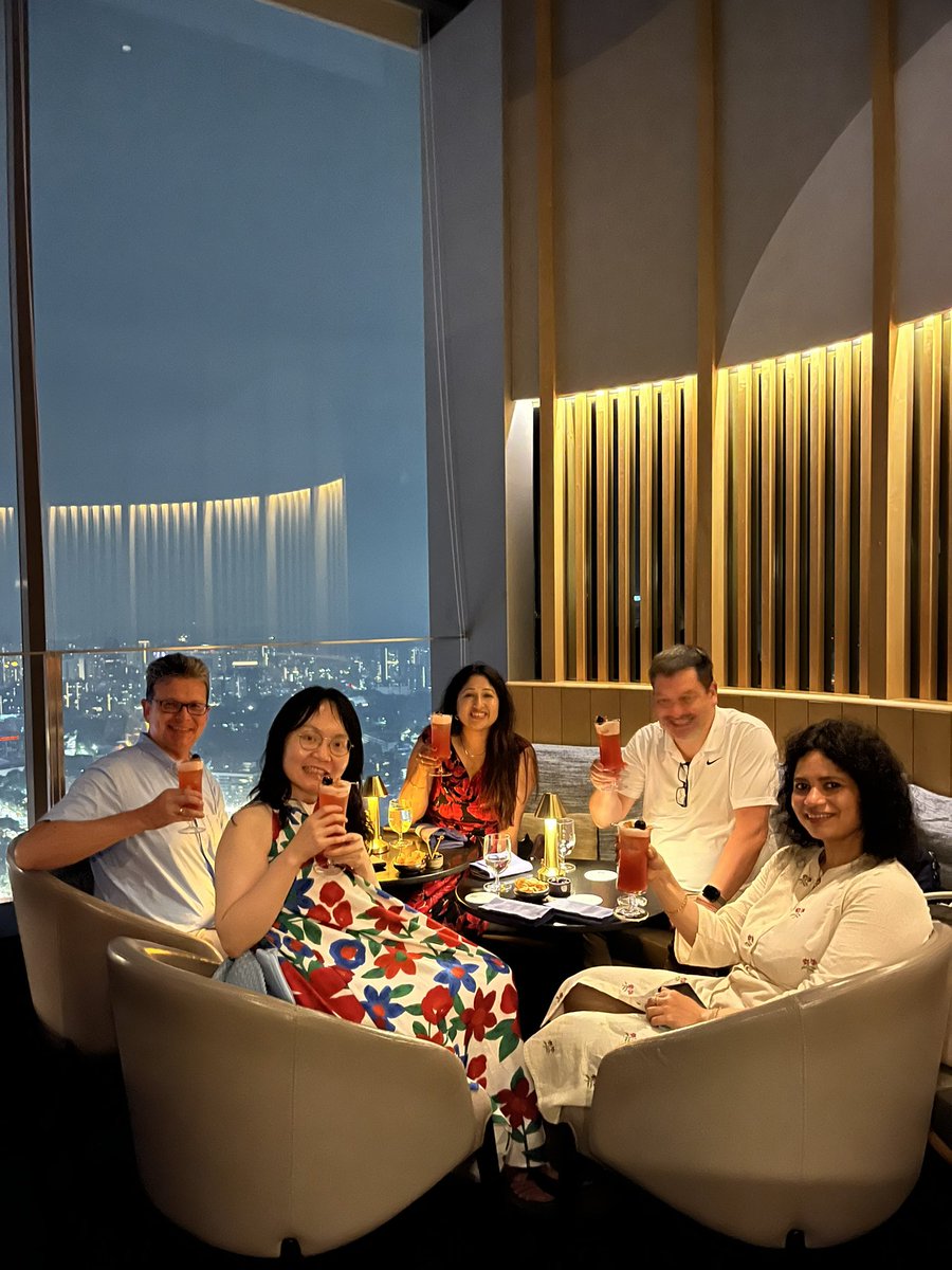 Last cocktail of the night in the #SKAI bar in 70th floor in the Swissôtel in Singapore