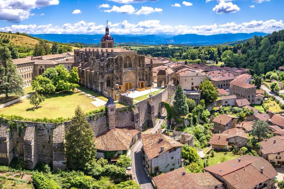 ‘The more tourists that come, the better it will be’
Bring on le tourisme, says best village. thetimes.com/article/913261…