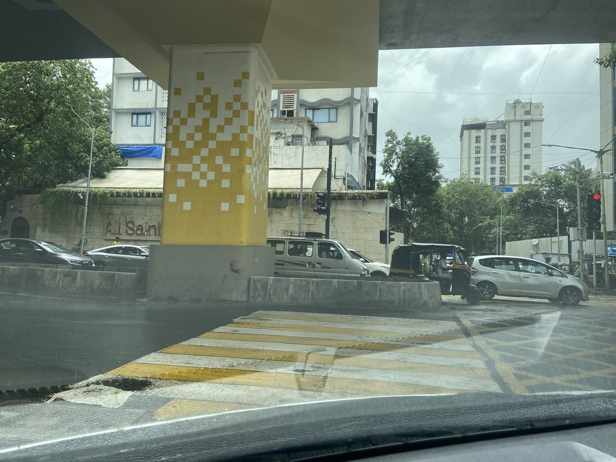 On sv road opposite all saints restaurant, how can a pedestrian crossing have a planter infront ? 

How will people cross the road ?
<a href="/mybmc/">माझी Mumbai, आपली BMC</a> <a href="/MMRDAOfficial/">MMRDA</a> <a href="/richapintoi/">Richa Pinto</a>