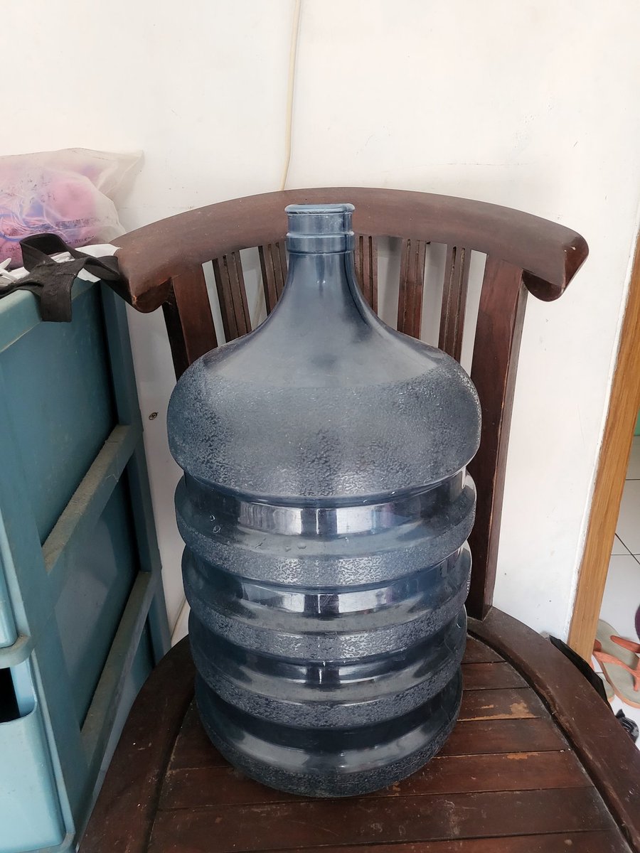 Tyassss_00's tweet photo. preloved galon aqua, wa 082196454634 https://t.co/uPInPbdtgm