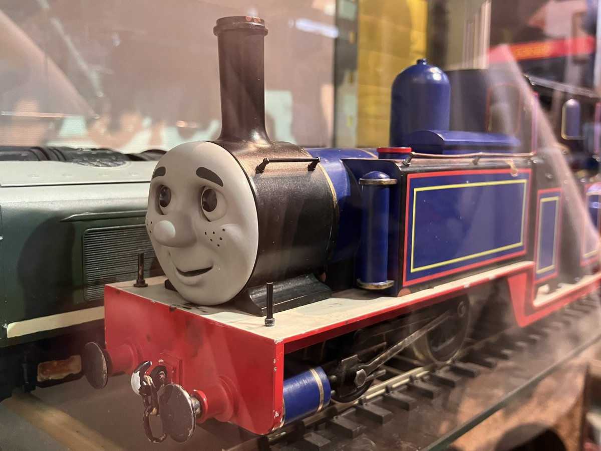 先日届きました「きかんしゃトーマス」のTVシリーズ撮影用プロップスは本日より一部を店内で展示しております。お買い物の際はぜひご覧になってください。(お手を触れないようお願いします)
なお、今週日曜日は臨時休業となります。
よろしくお願いします。