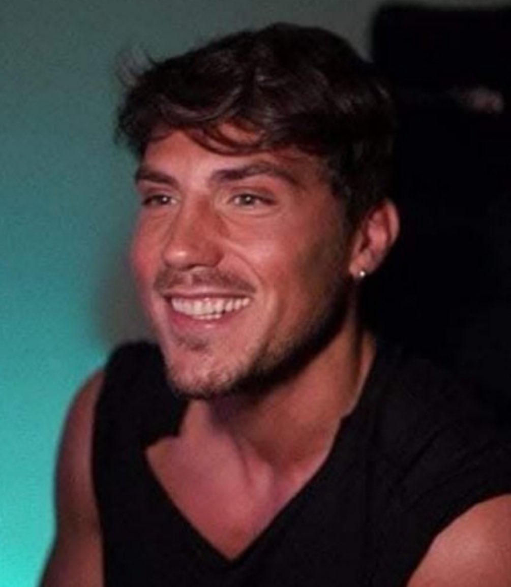 Ogni compleanno è una nuova pagina del libro della nostra vita. Ti auguro che in questa nuova pagina finalmente metterai ‘Daniele’ al primo posto,facendo tesoro dagli errori fatti evitando di ripeterli e soprattutto ti auguro di iniziere  ad amarti di più.Auguri Devasto #hbdayddm