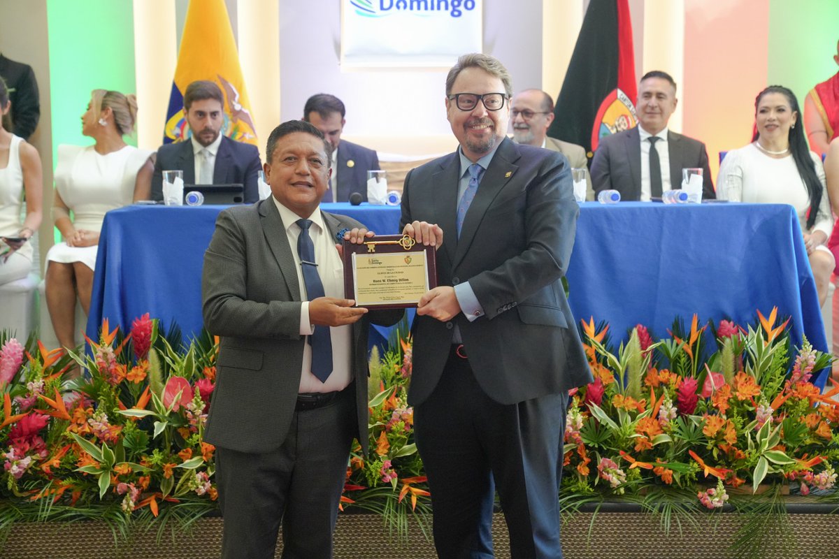 WilsonErazo_SD's tweet photo. #Condecoraciones | En la Sesión Solemne, reconocimos a quienes han dejado huella en nuestra tierra, contribuyendo con el progreso y futuro  de Santo Domingo.

Nuestra ciudad les agradece infinitamente.

#ElCaminoEstáTrazado
@dianajacome @Coplaza88 @HansEhmig_SCE https://t.co/IzNRG45nmH