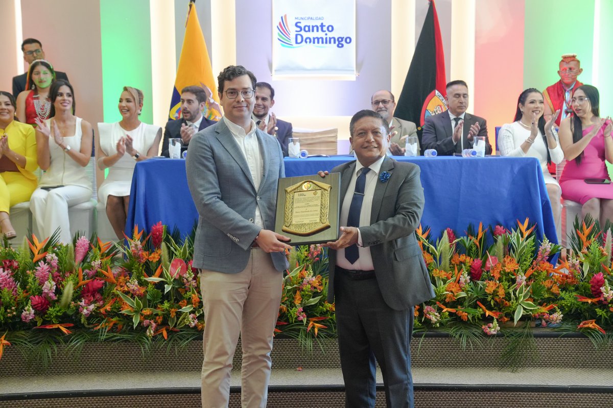 Wilson Erazo (@wilsonerazo_sd) on Twitter photo #Condecoraciones | En la Sesión Solemne, reconocimos a quienes han dejado huella en nuestra tierra, contribuyendo con el progreso y futuro de Santo Domingo.
Nuestra ciudad les agradece infinitamente.
#ElCaminoEstáTrazado
<a href="/dianajacome/">Diana Jácome</a> <a href="/Coplaza88/">Humberto Plaza Argüello</a> <a href="/HansEhmig_SCE/">Hans W. Ehmig Dillon</a> #Condecoraciones | En la Sesión Solemne, reconocimos a quienes han dejado huella en nuestra tierra, contribuyendo con el progreso y futuro de Santo Domingo.
Nuestra ciudad les agradece infinitamente.
#ElCaminoEstáTrazado
<a href="/dianajacome/">Diana Jácome</a> <a href="/Coplaza88/">Humberto Plaza Argüello</a> <a href="/HansEhmig_SCE/">Hans W. Ehmig Dillon</a>