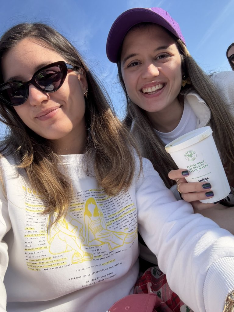 Berilium20's tweet photo. Hello from #Wimbledon 👯‍♀️✨🎾 https://t.co/nf5jv85NUK