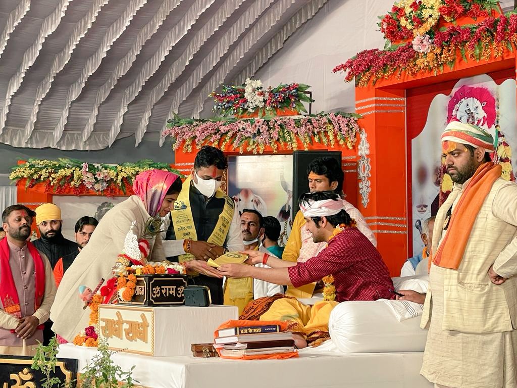 विश्वभर में प्रखरता से सनातन संस्कृति की धर्मध्वजा लहराने वाले, परम् पूज्य कथावाचक श्री बागेश्वर धाम पीठाधीश्वर,   गुरुजी महाराज को जन्मदिवस की आत्मीय शुभकामनाएं।
 #bageshwardhamsarkar
