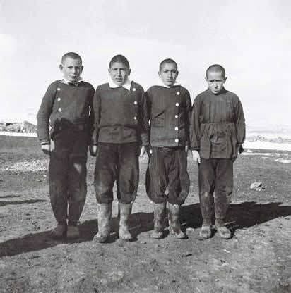 Foturaf çektirirken hazrola geçen çocuklardık.