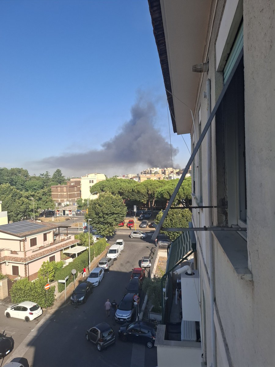 cmiruna's tweet photo. L'esplosione e l'incendio a  Roma, poco fa. https://t.co/E2lRHNLOvX