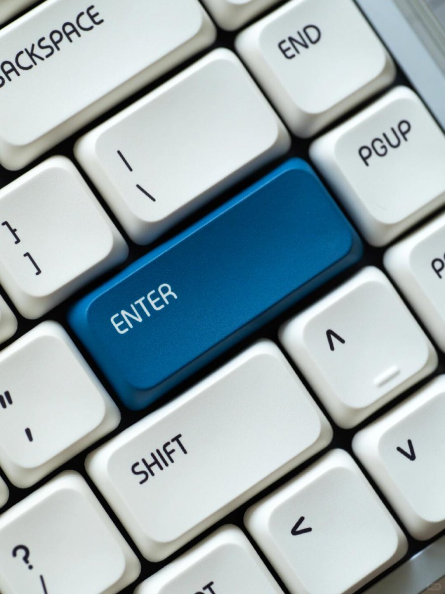 MelGeekworld's tweet image. me: barely working
also me: typing like I’m writing the next great American novel on this O2 😮💨⌨️
not gonna lie, this keyboard makes fake productivity feel ✨professional✨
no loud clacking, just soft thocks and vibes
O2 said: we slack off quietly here.
it’s Friday. I’m here in…
