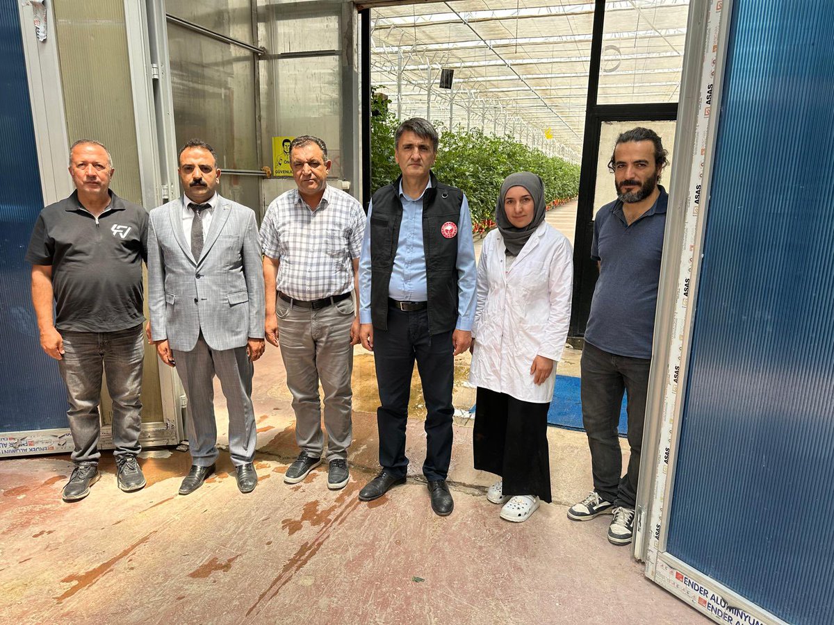 Van İl Tarım ve Orman Müdürlüğü (@vantarimorman65) on Twitter photo İl Tarım ve Orman Müdürümüz Dr. Turgay ŞİŞMAN, Van’ın Çaldıran ilçesinde termal su kullanılarak üretim yapılan serada incelemelerde bulundu
<a href="/ibrahimyumakli/">İbrahim Yumaklı</a> <a href="/tcvanvaliligi/">T.C. Van Valiliği 🇹🇷</a> <a href="/Bugemtr/">Bitkisel Üretim Genel Müdürlüğü</a> <a href="/musagoktas_/">Musa Göktaş</a> <a href="/trgyssmn/">Turgay ŞİŞMAN</a> İl Tarım ve Orman Müdürümüz Dr. Turgay ŞİŞMAN, Van’ın Çaldıran ilçesinde termal su kullanılarak üretim yapılan serada incelemelerde bulundu
<a href="/ibrahimyumakli/">İbrahim Yumaklı</a> <a href="/tcvanvaliligi/">T.C. Van Valiliği 🇹🇷</a> <a href="/Bugemtr/">Bitkisel Üretim Genel Müdürlüğü</a> <a href="/musagoktas_/">Musa Göktaş</a> <a href="/trgyssmn/">Turgay ŞİŞMAN</a>