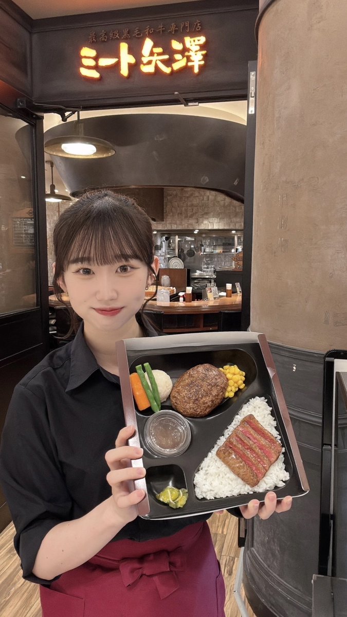 meatyazawa29's tweet photo. 【愛知公演にお越しの皆さま】

あの差し入れ弁当、名古屋にも

ミート矢澤 名古屋店では

木村拓哉さんが番組で
候補生に贈ったお弁当と
同じ仕様の一箱を展示中🍱

撮影だけでも大歓迎です
もちろん購入なしでも🙆‍♀️

ライブと一緒に、寄り道してくれたら🤠
#timelesz #timelesz_episode1 #聖地巡礼 https://t.co/SNNxoFqvo4