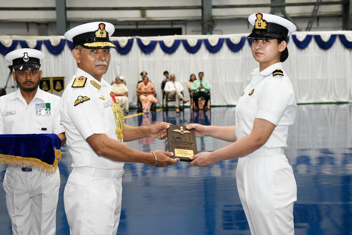 rahulsinghx's tweet image. Soon Sub Lt Aastha Poonia will be flying fighter planes from aircraft carriers, the first Indian woman to do so.