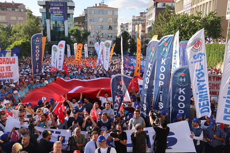03 Temmuz 2025 günü, 81 ilde AK Parti il binaları önünde, TÜRK-İŞ öncülüğünde tüm şubelerimizle tepkimizi bir kez daha dile getirip ilgililere seslendik.

koopis.org.tr/haber/emegimiz…

TUM RESIMLER ICIN LINK'E TIKLAYINIZ
koopis.org.tr/galeri-detay/52