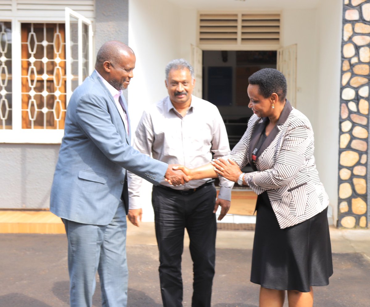 namala47810's tweet image. Col. @edthnaka held a high-level meeting with ED @udc_uganda with the Honorary Consul of Colombia to Uganda, Mr. Rao Mohan. Discussions centered on boosting stakeholder collaboration, promoting strategic investments, & building investor confidence to advance Ug’s industrial devt