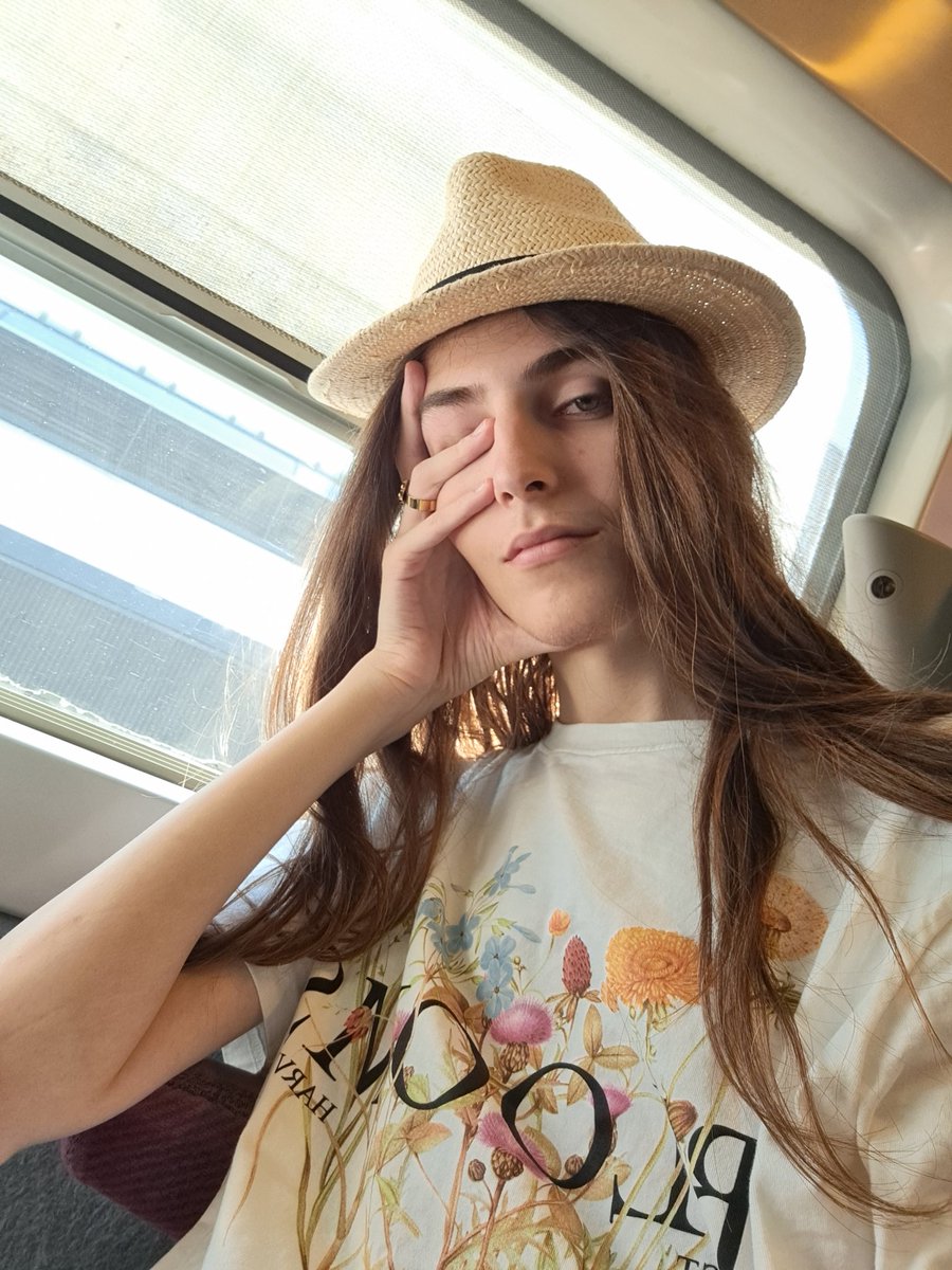 Séjour estival annuel en Bretagne, seulement 4 jours cette année cependant ...
Je suis sous quasi nuit blanche (somnnolé 1h30) et je voyage en voiture bar, le trajet s'annonce agréable 🫠